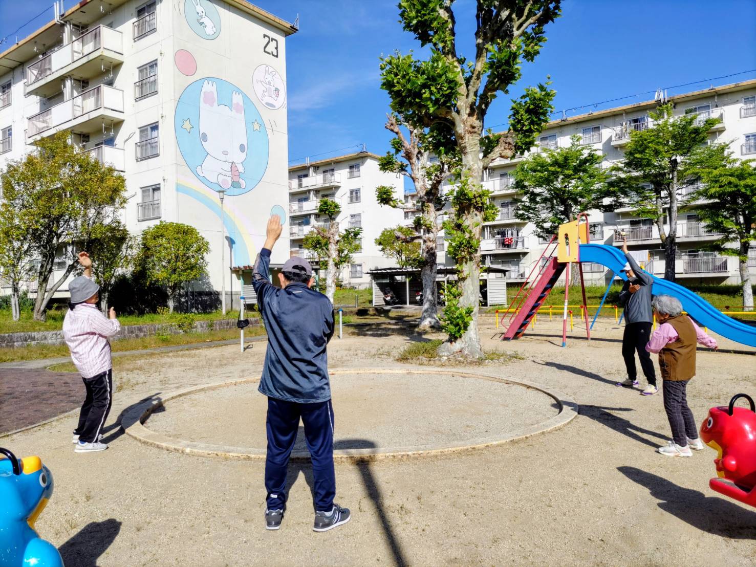 青空の下で笑顔が広がる片岡台団地公園学校 〜「また来週ね」が続く朝のブレイン体操〜